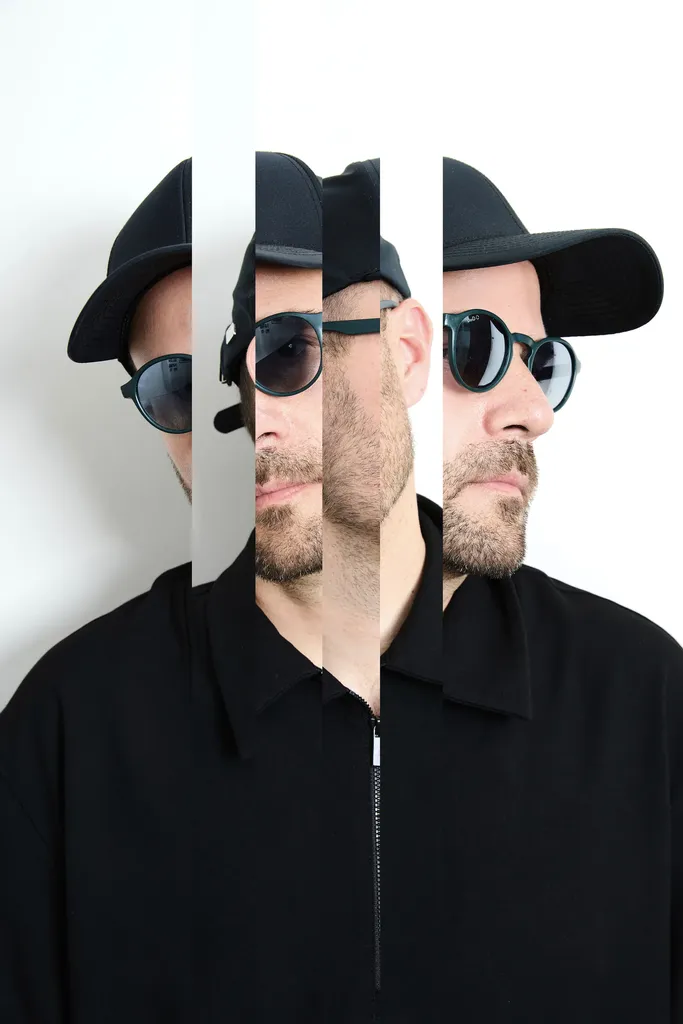 Portrait en couleur d’un homme en casquette noire, lunettes rondes et chemise noire, découpé en bandes verticales qui montrent le même visage de face et de profil, sur fond blanc.